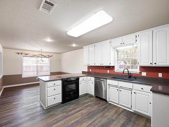 3rd image of 1003 Nightingale Ln
