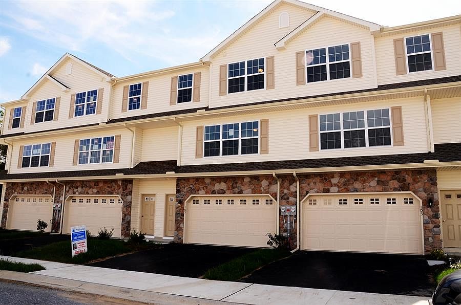 2nd image of 105 Mapleton Blvd