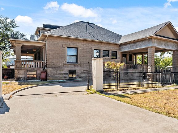 Shared space: circular drive with in-gate parking