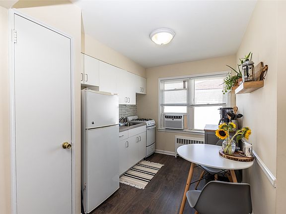 4th image of 319 E Broadway APT B1