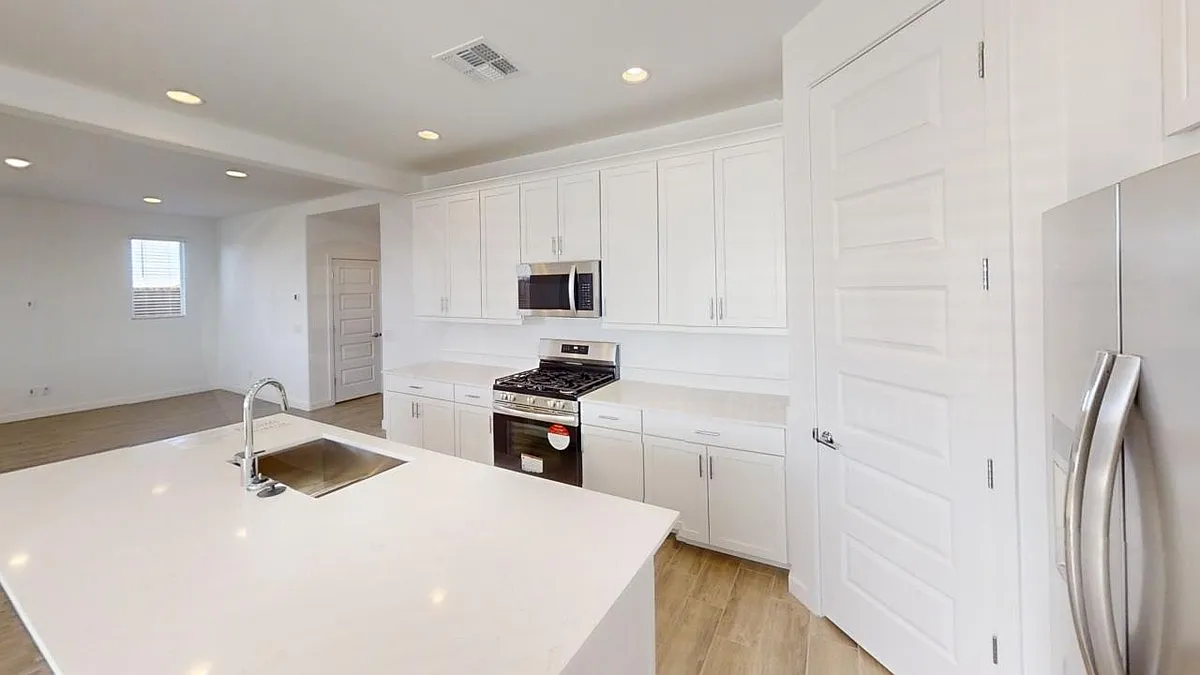 4 bed, 3.0 bath, 2550 sqft, $2,395 — Photo 4