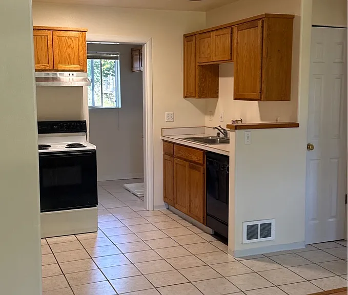807 SE East Slope Rd #1 — Photo 5