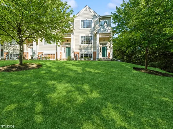 611 Cary Woods Cir, Cary, IL 60013