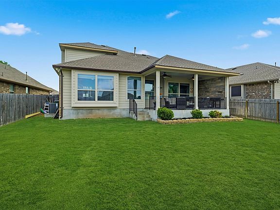 3rd image of 305 Lightcliff St