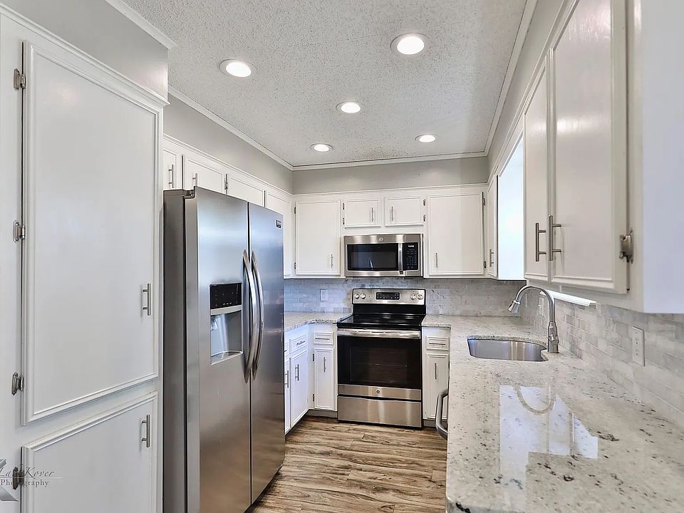 Bright, fully equipped kitchen with granite counters. Great for preparing quick meals between meetings.