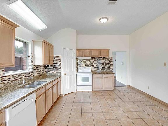 3rd image of 2810 Kingswood Dr