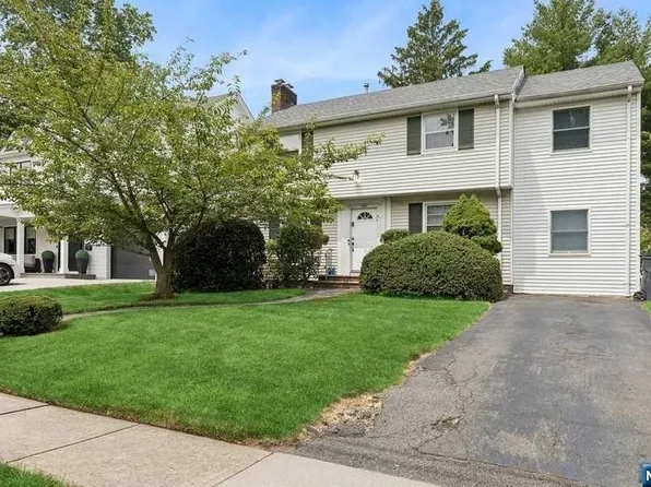 100 Highgate Ter, Bergenfield, NJ 07621