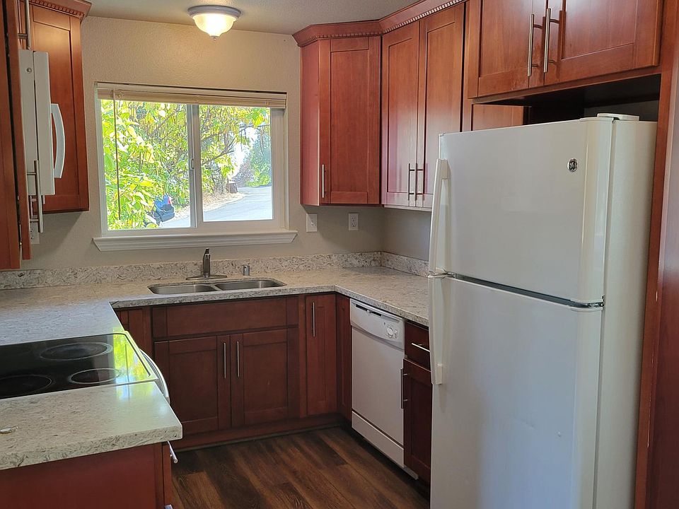 Kitchen. Dishwasher, oven, fridge, microwave complete with unit.