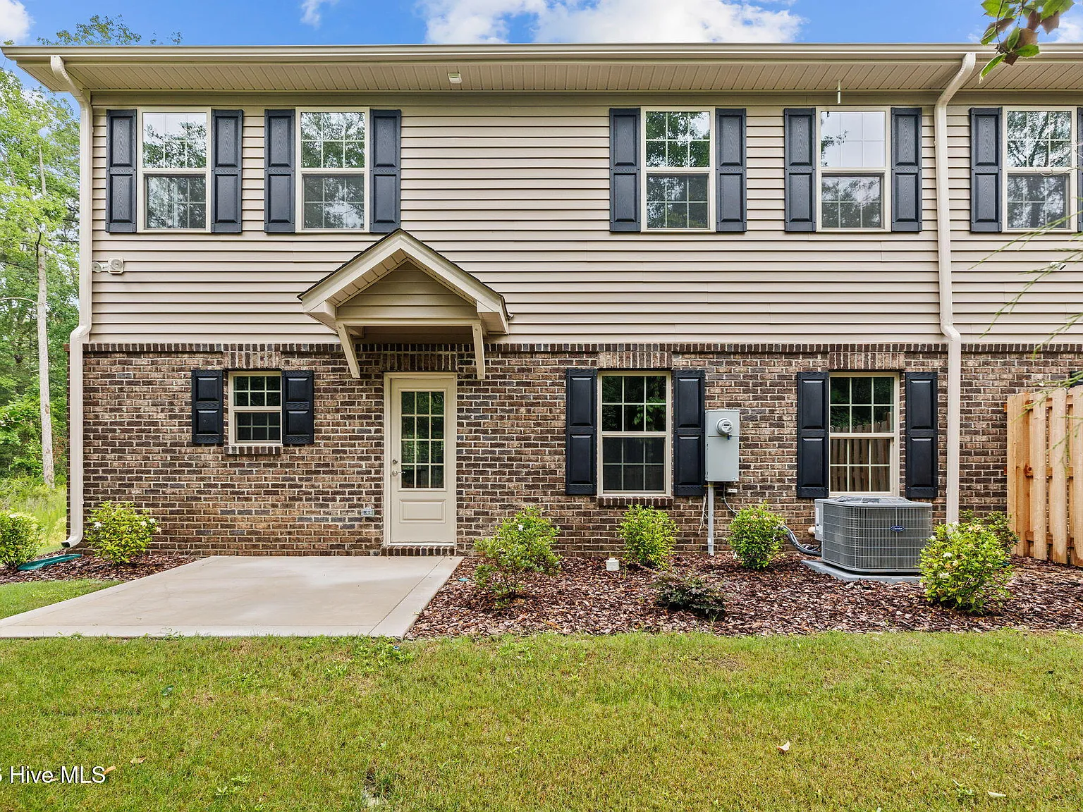 3 bed, 2.5 bath, 2023 sqft, $2,300 — Photo 4
