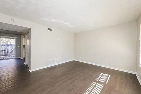 2573 Stratford Ln — Photo 4