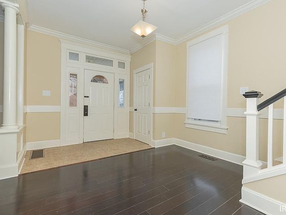 2nd image of 606 E Gum St