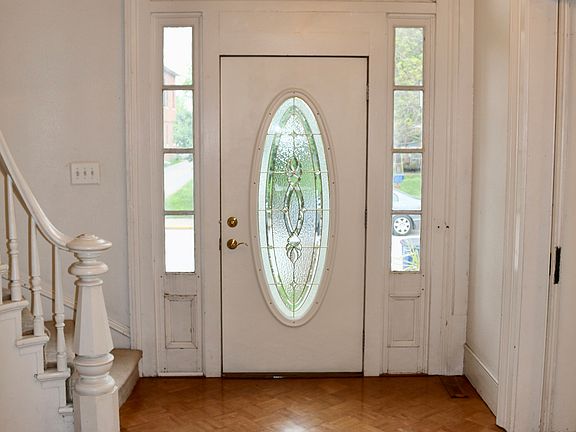 Entry way w/ open staircase