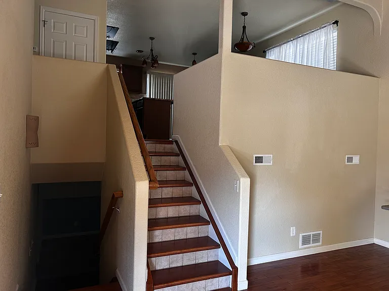 2401 Crestwood Ln — Photo 2