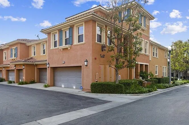 3 bed, 2.5 bath, 1987 sqft, $4,700 — Photo 3