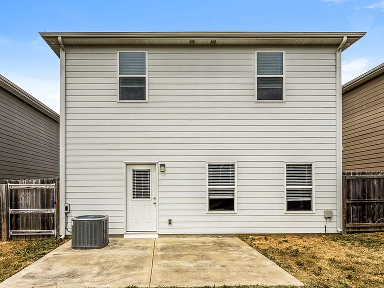 2240 Lismore Dr — Photo 17
