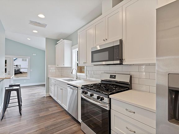 4th image of 323 SE Oar Ave