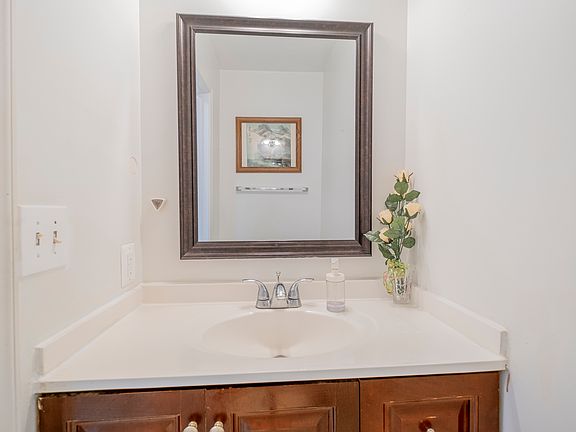 4th image of 17031 Catalpa Ct