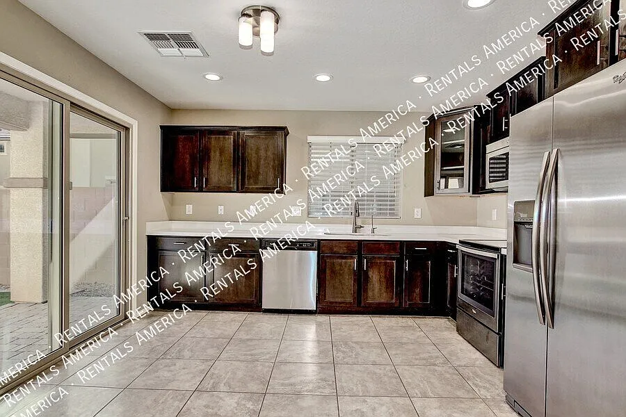 Coming Soon! 3bd 2.5 Ba W/ Loft & Bonus Room Located In Vincenz! — Photo 3