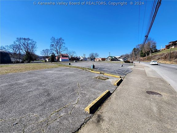 3rd image of 527 Washington St W