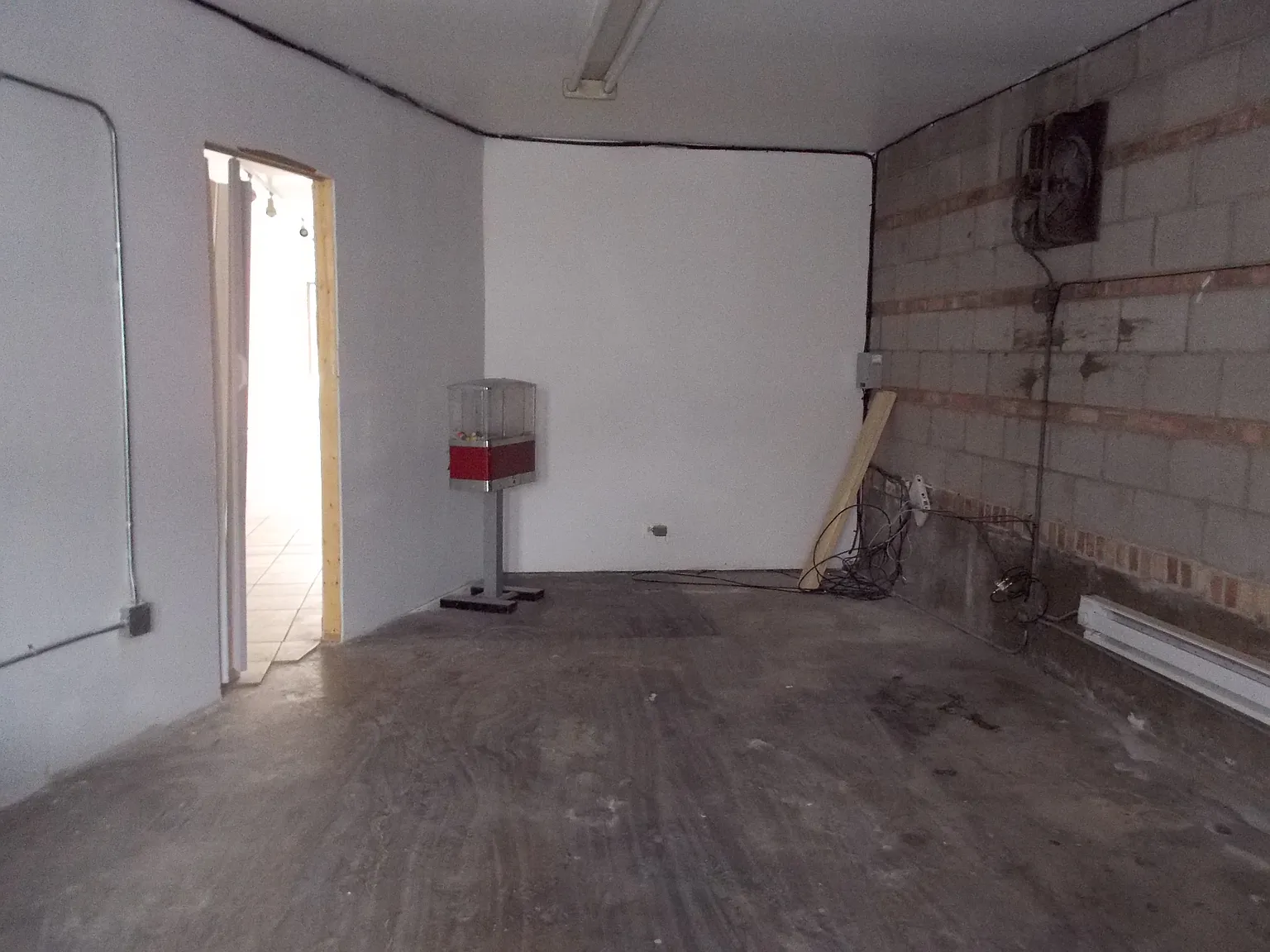 Pill Hill: apartments, free heat, appliances included — Photo 3