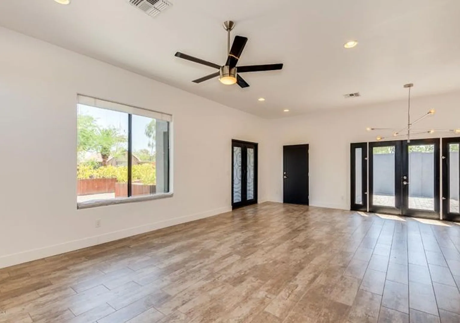 Beautiful 3 bed / 2 bath home with guest casita in the desirable Whitton District — Photo 3