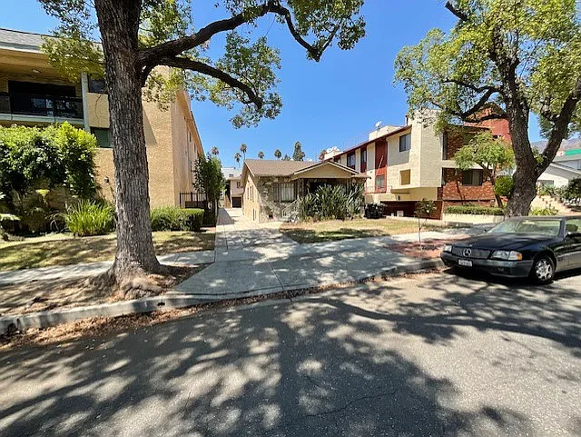 2 bed, 780 sqft, $2,300 — Photo 1