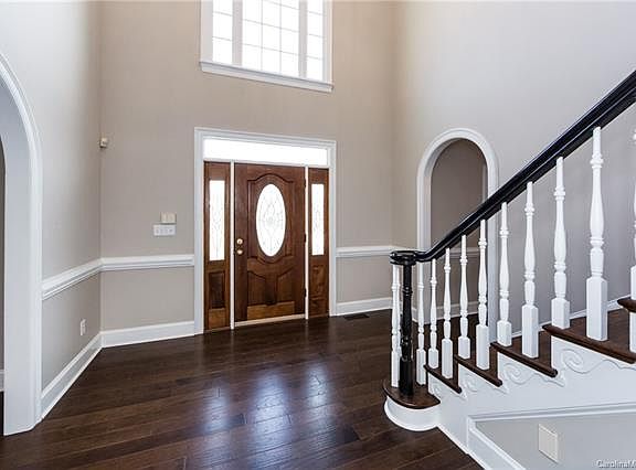 5th image of 104 Woodstone Dr