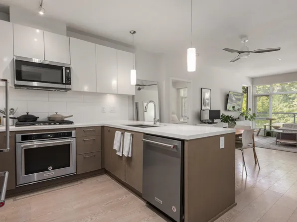 28 Royal Ave #206, New Westminster, BC V3L 1G6