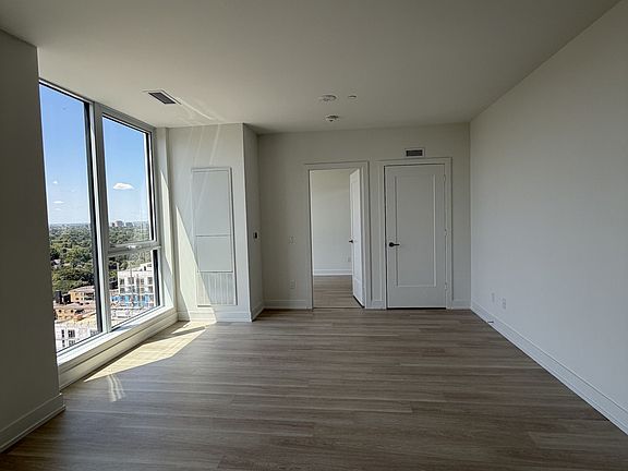 5th image of 25 Cordova Ave #Penthouse 10