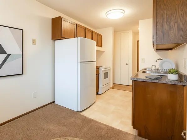River Road Court Apartments, 6551 E River Rd #302, Minneapolis, MN 55432