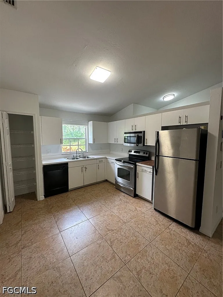 3 bed, 2.0 bath, 1309 sqft, $2,300 — Photo 2