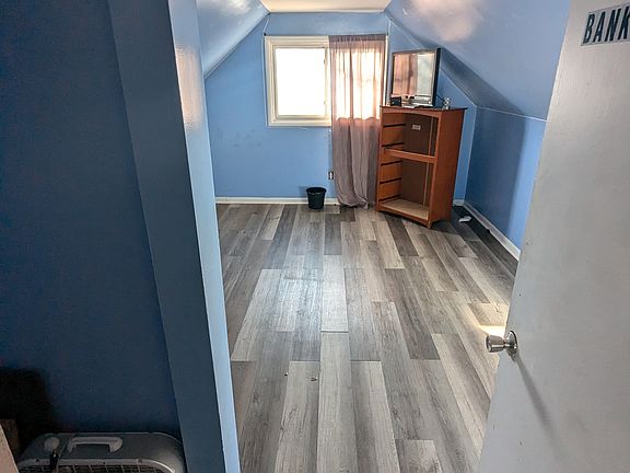 3rd image of 668 Hayes St