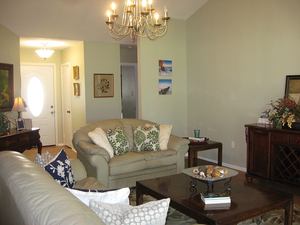 Foyer into living