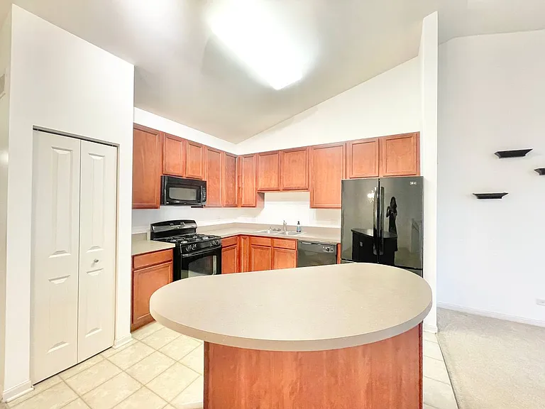 786 Four Seasons Blvd — Photo 2