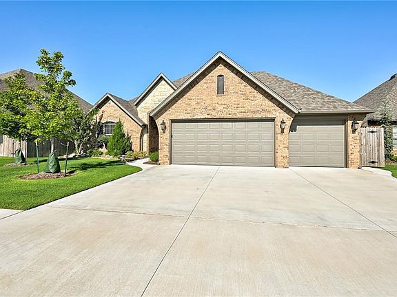 3rd image of 2605 Crystal Dr