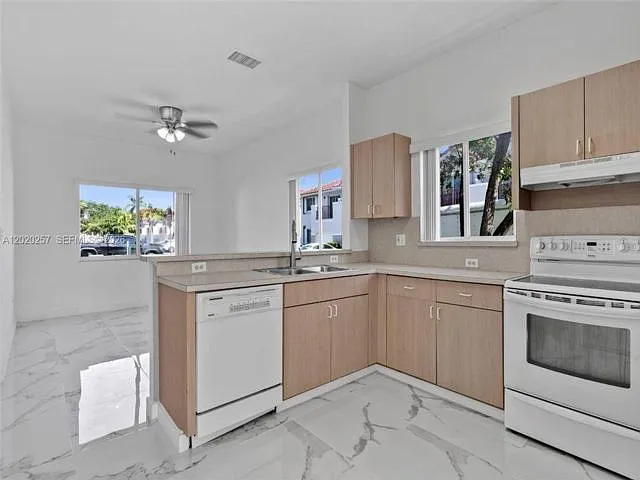 10245 SW 154th Pl #112-3 — Photo 5