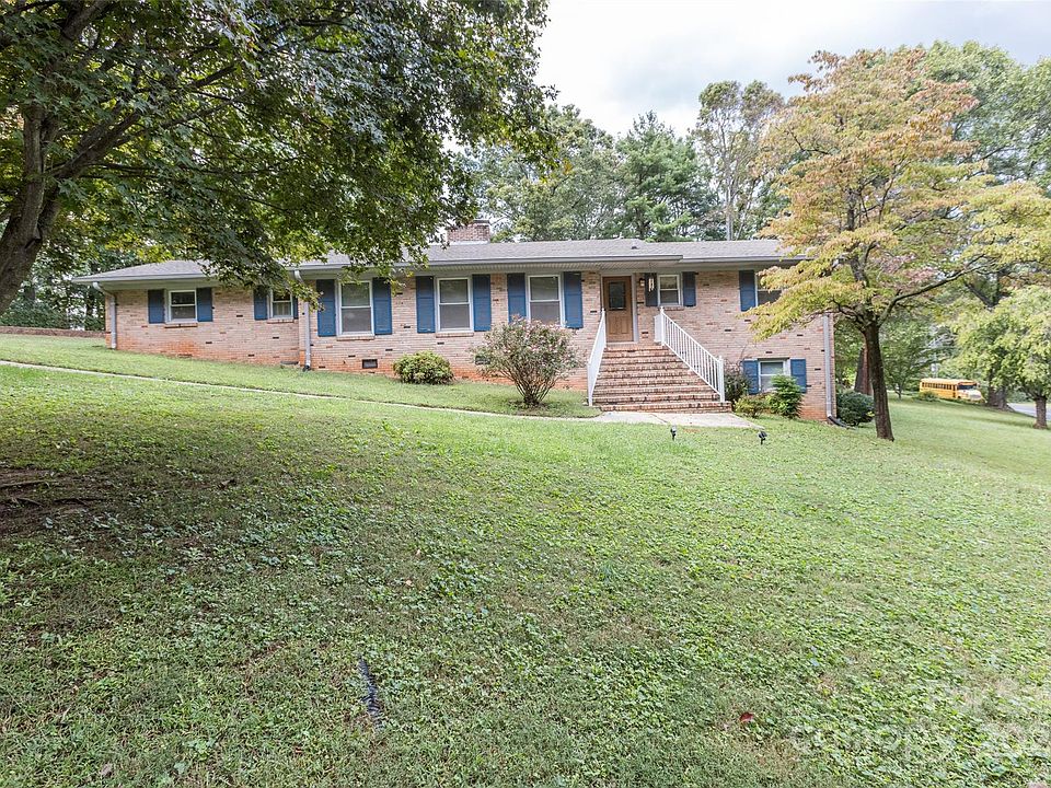 1st image of 102 Nottingham Ct