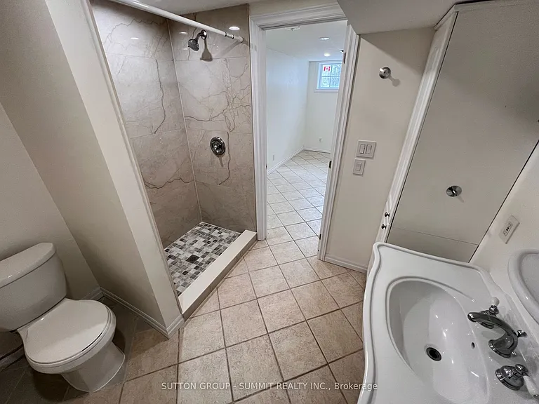 577 Oshawa Blvd N — Photo 16
