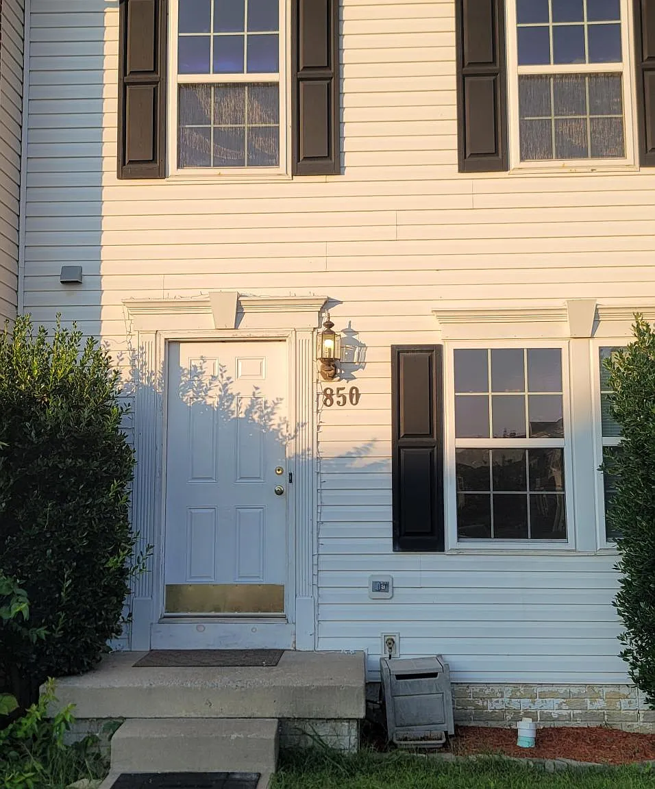 3 bed, 2.5 bath, 1750 sqft, $1,700 — Photo 2