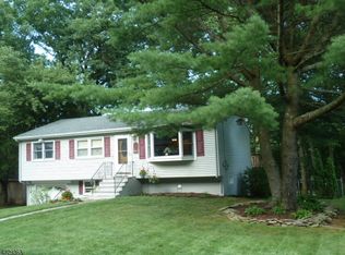 41 Circle Blvd W, Newfoundland, NJ 07435