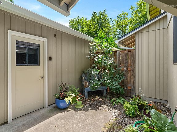 5th image of 2335 SE Dove St