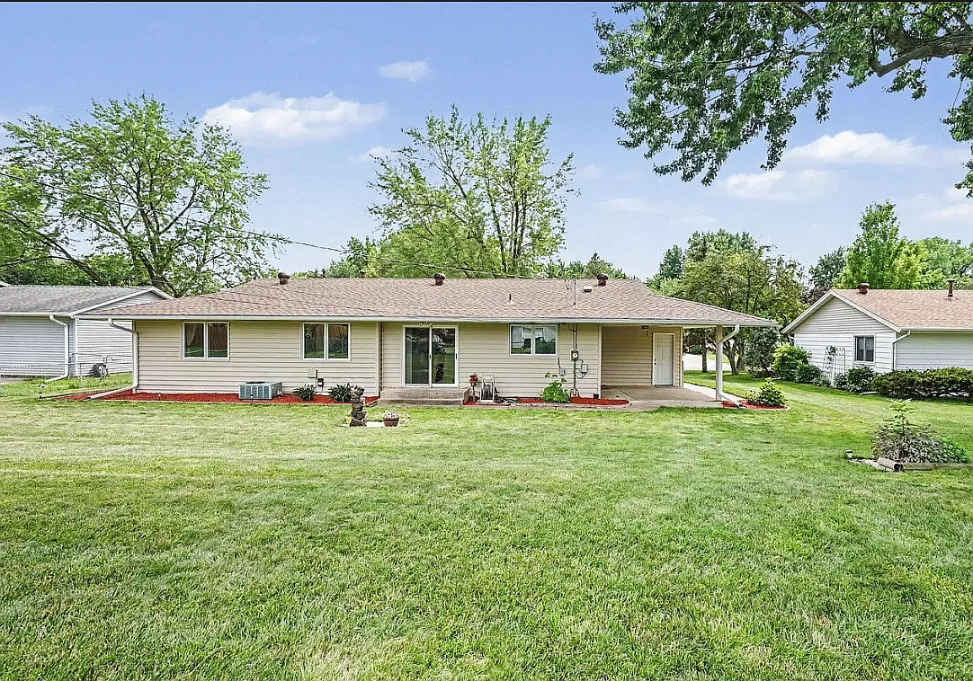 4 bed, 2372 sqft, $2,700 — Photo 2