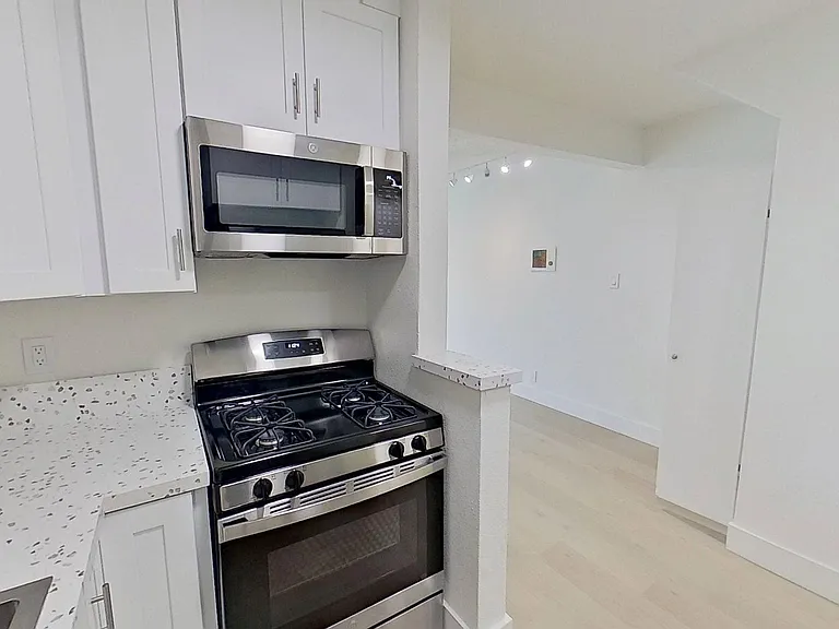 437-443 W Valencia Dr — Photo 7