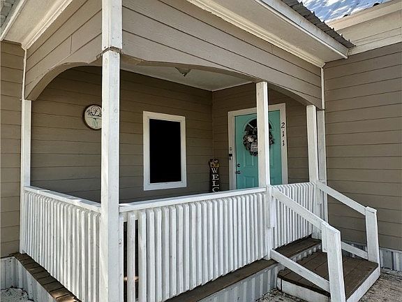 3rd image of 211 E Hugo St