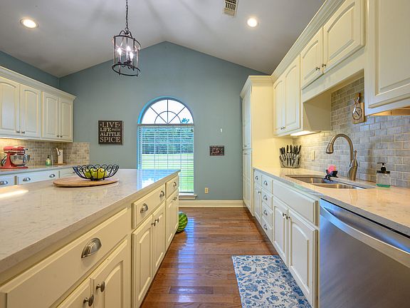 4th image of 121 Running Deer Ln