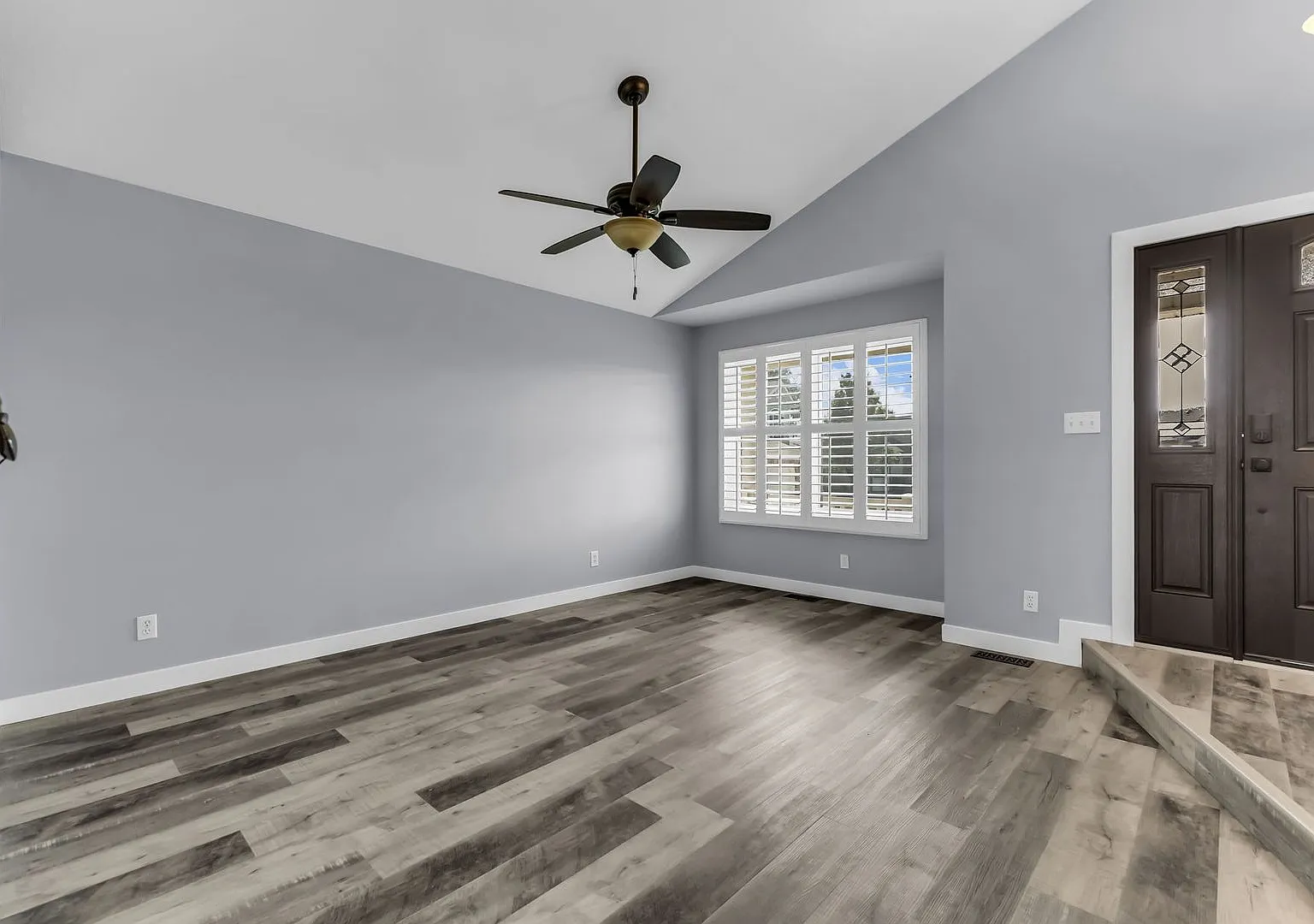 Spacious Multi-Level Layton Home with Fenced Yard & Modern Finishes — Photo 3