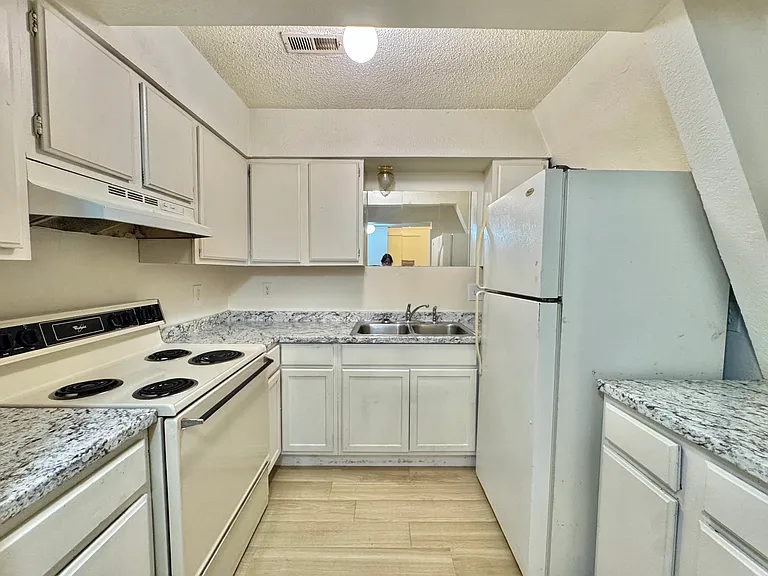 2401 SW 43rd St #6 — Photo 7