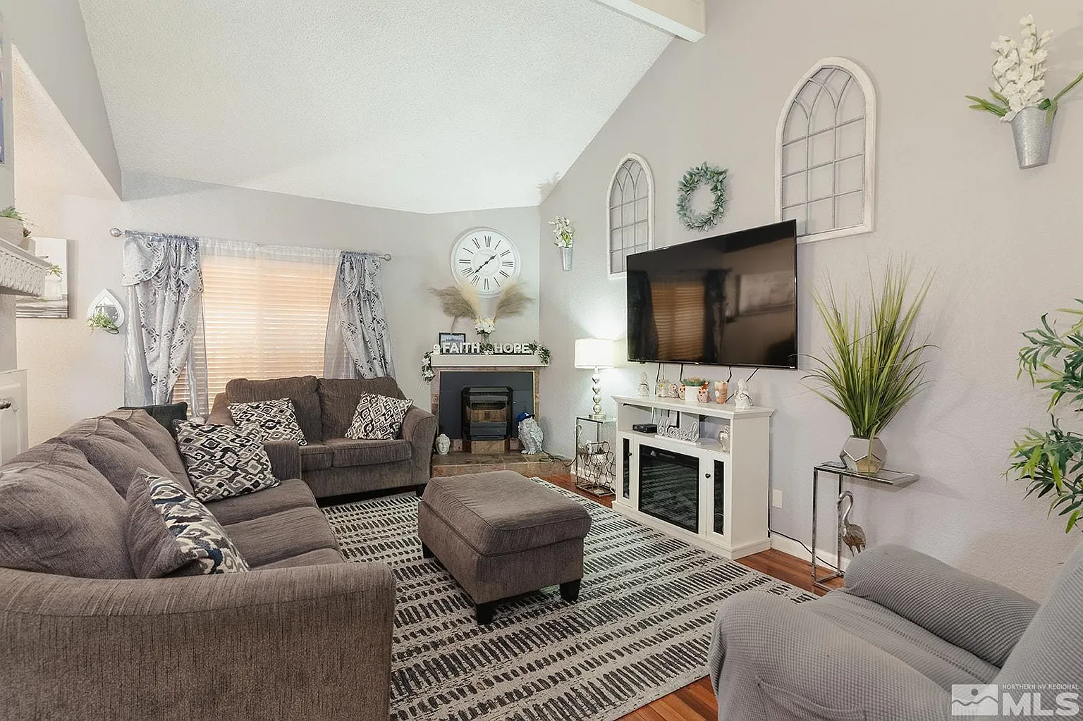 1011 Tyler Way photo 1
