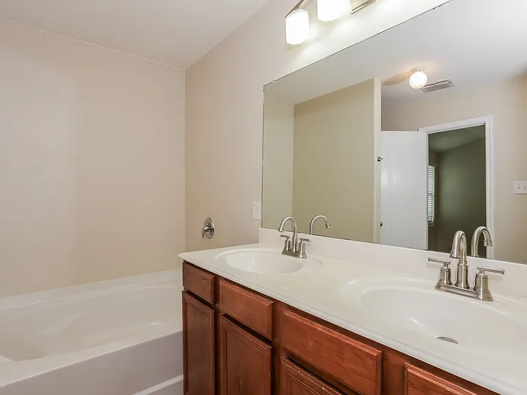 636 Horn St — Photo 11
