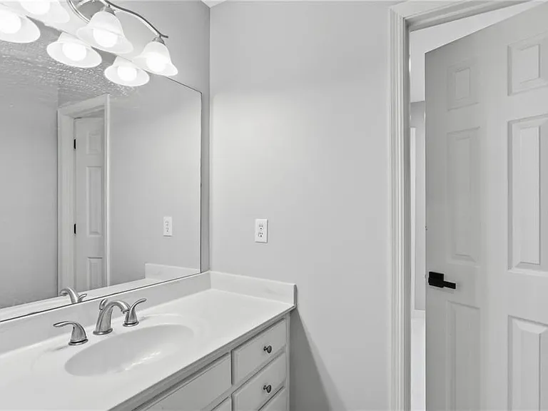 4563 Fountain Dr NE — Photo 19